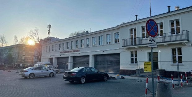 Z wjazdu do remizy strażackiej robią sobie parking. Problem na Bielanach