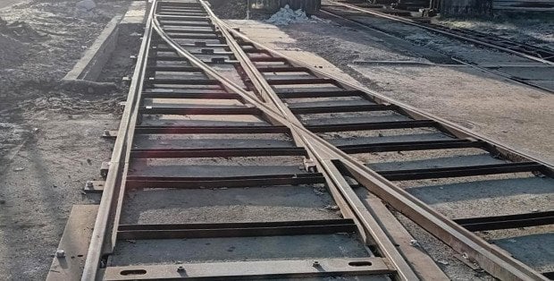 Tramwaj wykoleił się na pętli Młociny. Są utrudnienia