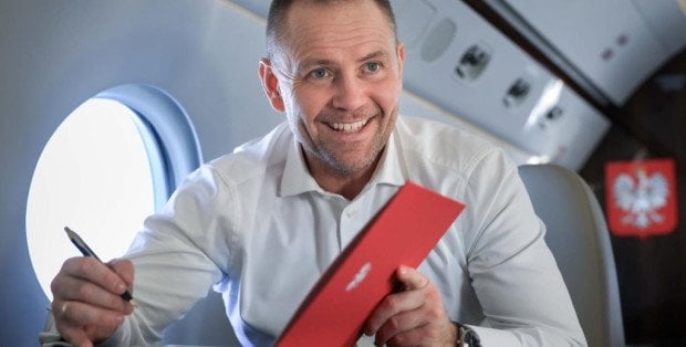 Niższe ceny paliw. Prezydent podpisał ustawę w samolocie