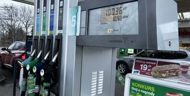 Ustawy dot. obniżki cen paliw w Dzienniku Ustaw. Wchodzą w życie od niedzieli