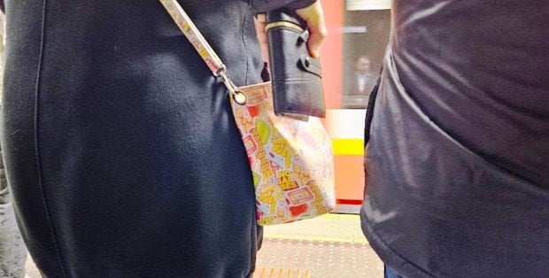 „Nie daj się zrobić w jajo” kieszonkowcom. Jak uchronić się przed kradzieżą?
