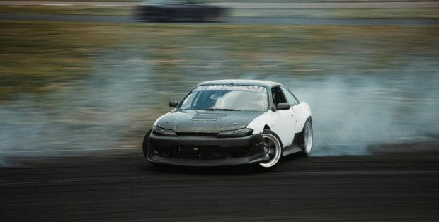 Co najmniej 1,5 tys. zł mandatu za driftowanie. Policja: żadnej taryfy ulgowej