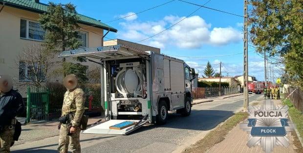 Słoiki z podejrzanymi substancjami w piwnicy. Oględziny potrwają kilka dni