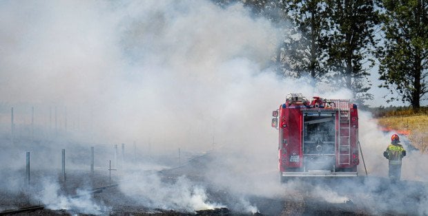 Kłęby dymu nad Warszawą. Pożar w okolicy Lotniska Chopina