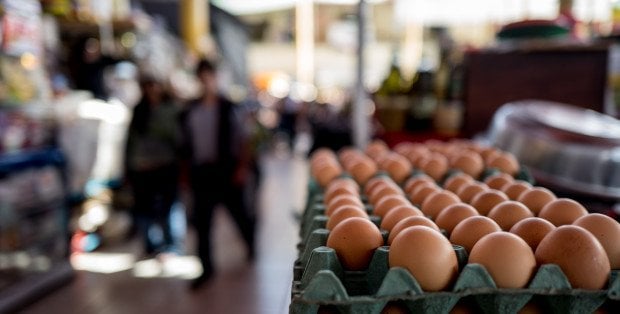 Coraz świadomiej kupujemy jaja. Te sklepy wycofały już „trójki”