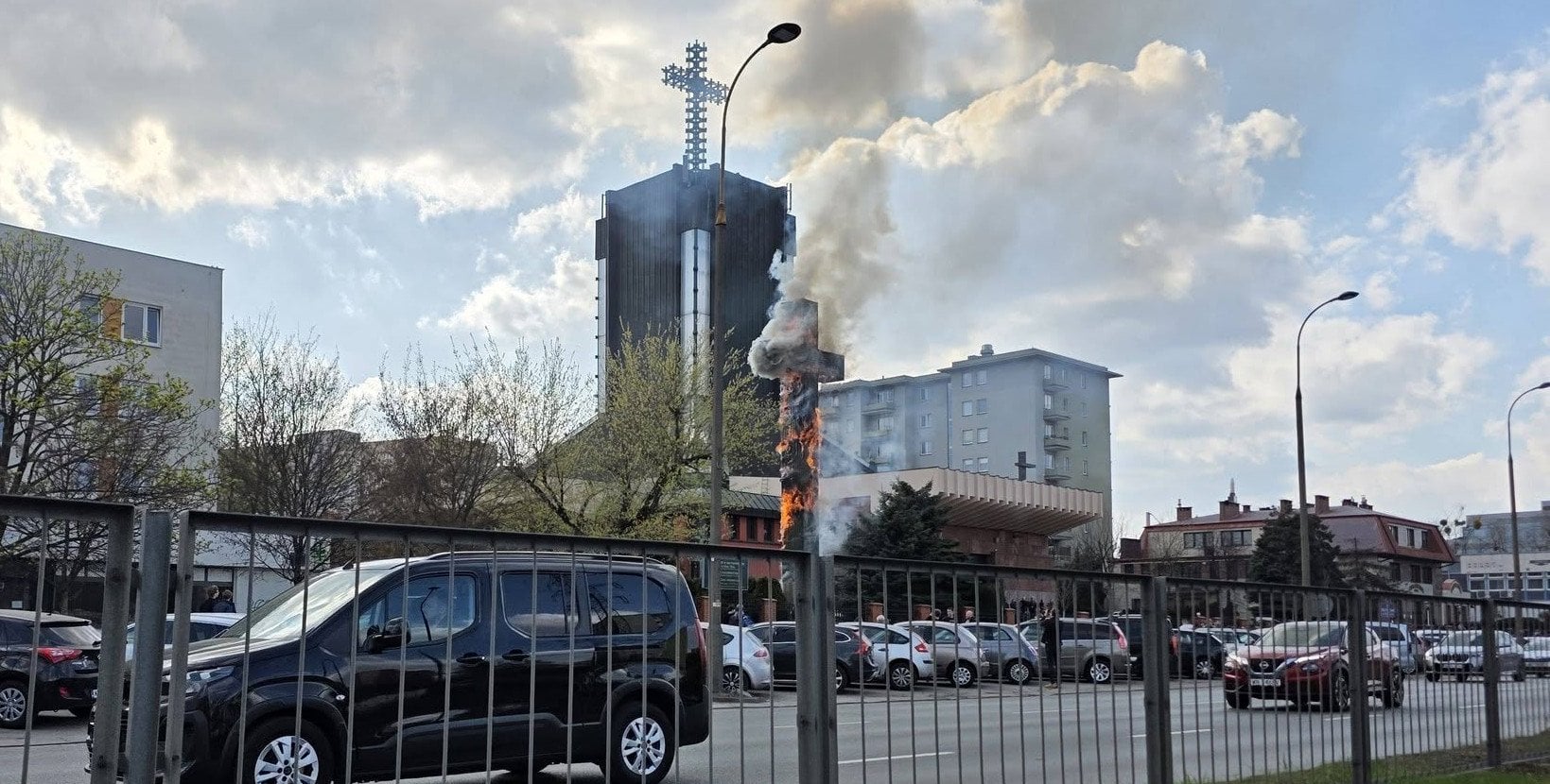 Płonie krzyż przy parafii św. Maksymiliana w Warszawie. Trwa akcja gaśnicza