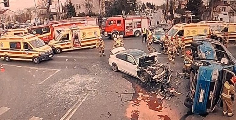 Auto wjechało w autobus. Siedem osób poszkodowanych w Markach