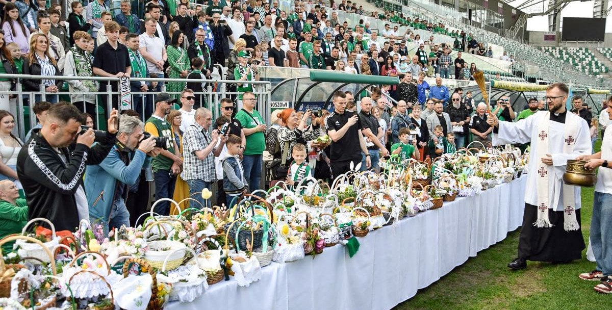 Z koszyczkiem na stadion Radomiaka Radom. Godziny święcenia pokarmów