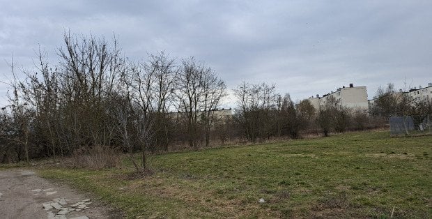 Deweloper chce wybudować 7-piętrowe bloki obok niskiej zabudowy. „Tylko pieniądz rządzi”