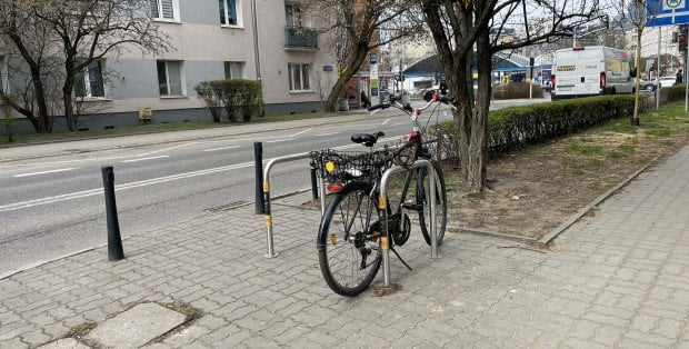 Seniorzy chcą więcej ławek w okolicy. „Nie ma gdzie usiąść”