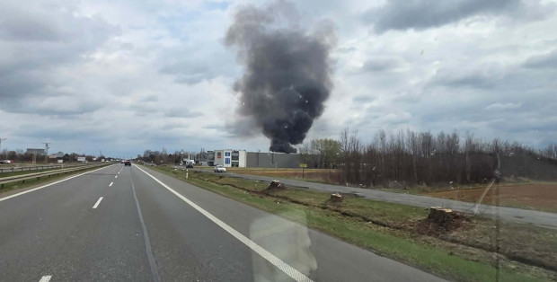 Ogromny pożar pod Nowym Dworem Mazowieckim. Płonie hurtownia