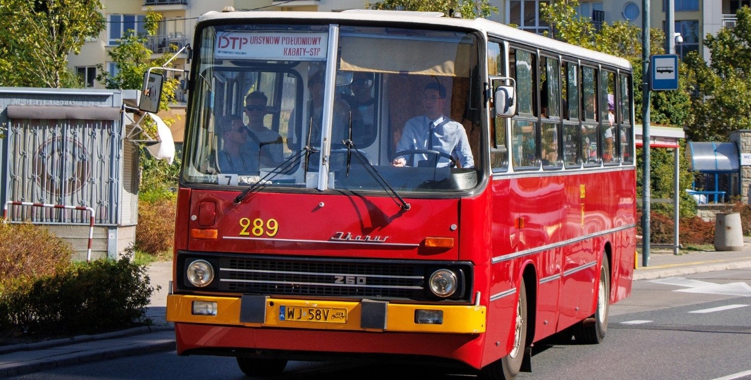 Podróż jak za dawnych czasów. Zabytkowe Ikarusy i Jelcze na ulicach stolicy