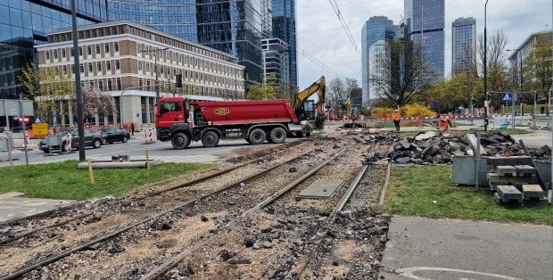 Ciężki sprzęt na Woli. Zaczął się remont torowiska tramwajowego