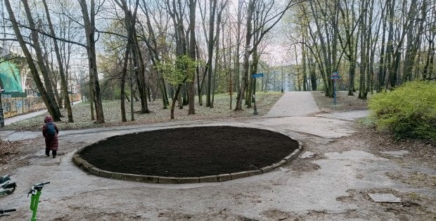 Portret Nieznanej Mieszkanki Warszawy zniknął z Powiśla. Co tam będzie?