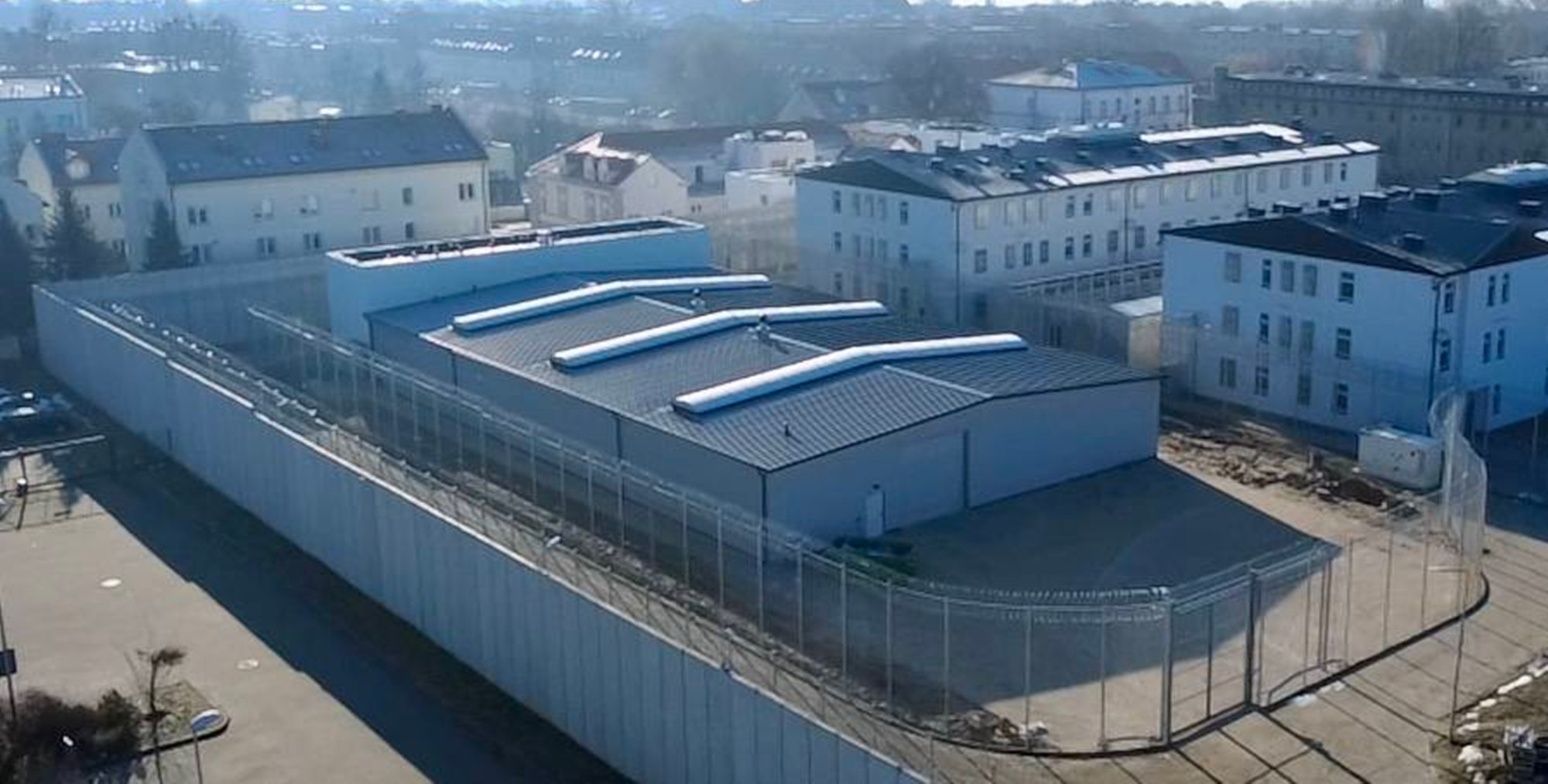Hala produkcyjna koło zakładu karnego w Płocku do wynajęcia. W pakiecie więźniowie