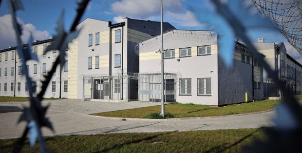 Osadzony uciekł z więzienia w Przytułach Starych. Trwa pościg