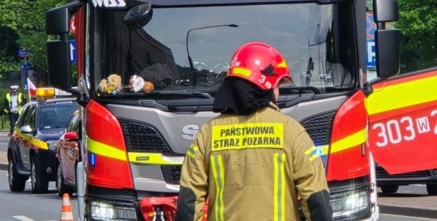 Kierowca usłyszał huk. Pożar autobusu miejskiego w Wawrze
