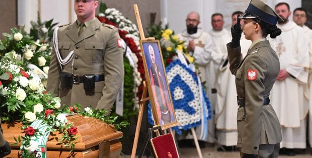 Uroczystości pogrzebowe Jacka Magiery. Trener pośmiertnie odznaczony przez prezydenta