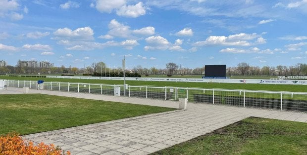 Gonitwy, wyścig kucyków i pokaz mody retro. 19 kwietnia rusza sezon na Służewcu!