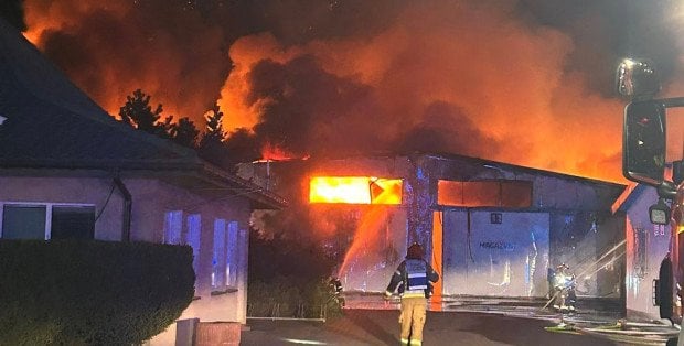 Ogromny pożar hal pod Grodziskiem Mazowieckim. Na miejscu 250 strażaków