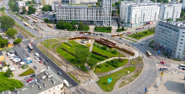 To najdłuższa linia autobusowa w Warszawie. Przejazd zajmuje ponad godzinę