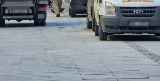 Pół roku po otwarciu ul. Chmielna wymaga naprawy. "Zalegała glina, która jest usuwana"