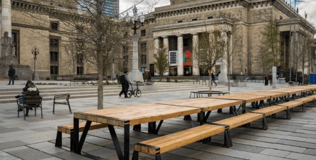 W centrum Warszawy stanął 25-metrowy stół. Będzie łączył mieszkańców