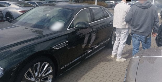 Chciał wypożyczyć Bentleya, więc podał się za dyrektora znanej firmy. Zarzuty dla 23-latka
