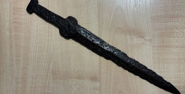 Zarzuty dla kolekcjonera antyków. Sprzedawał sztylet sprzed naszej ery