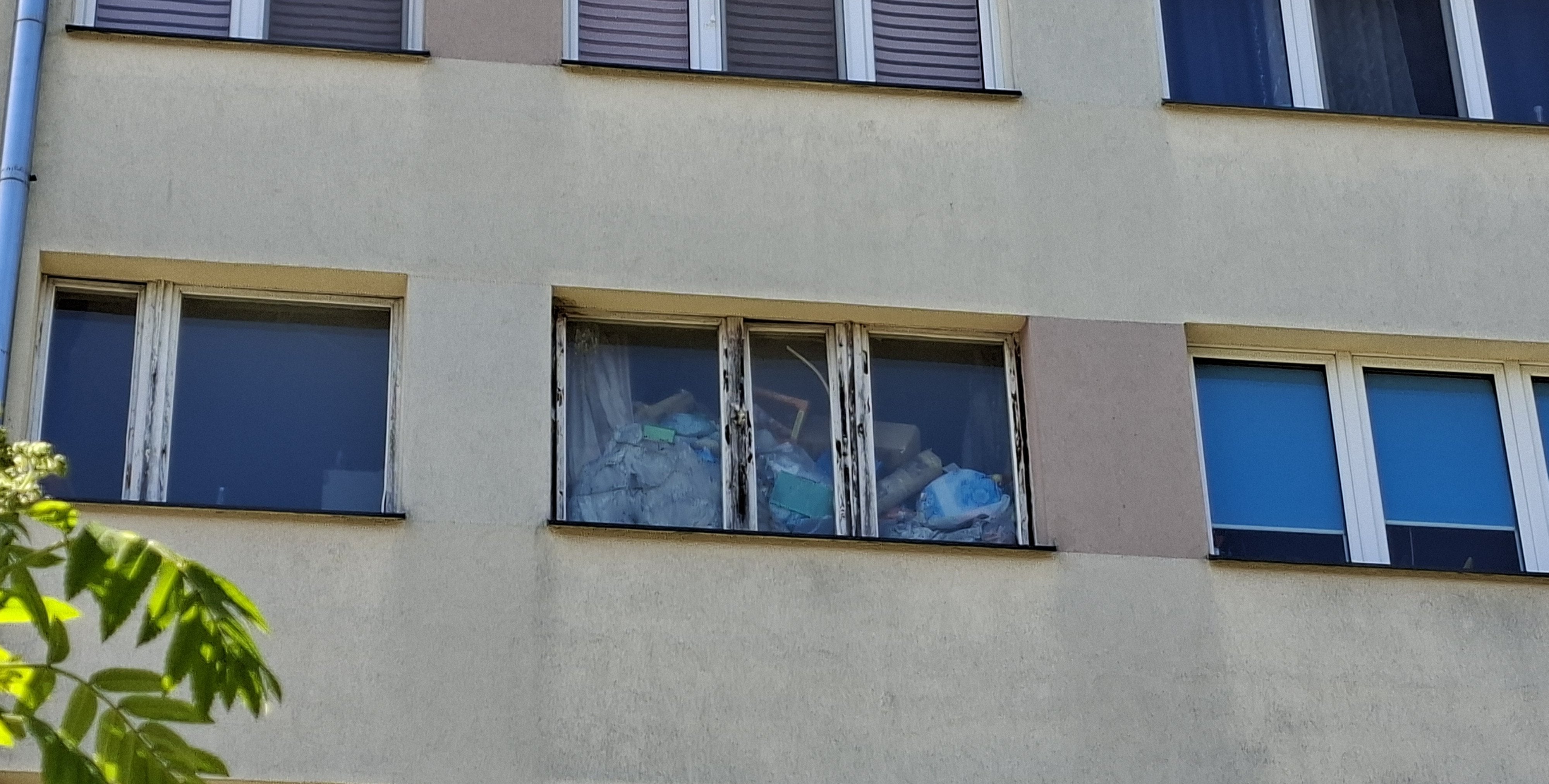 W górach odpadów można kopać tunele. Mieszkańcy mówią o "koszmarze"