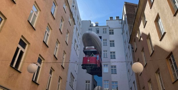Niezwykła atrakcja w Warszawie. Powietrzny tramwaj "wyjeżdża" ze ściany kamienicy