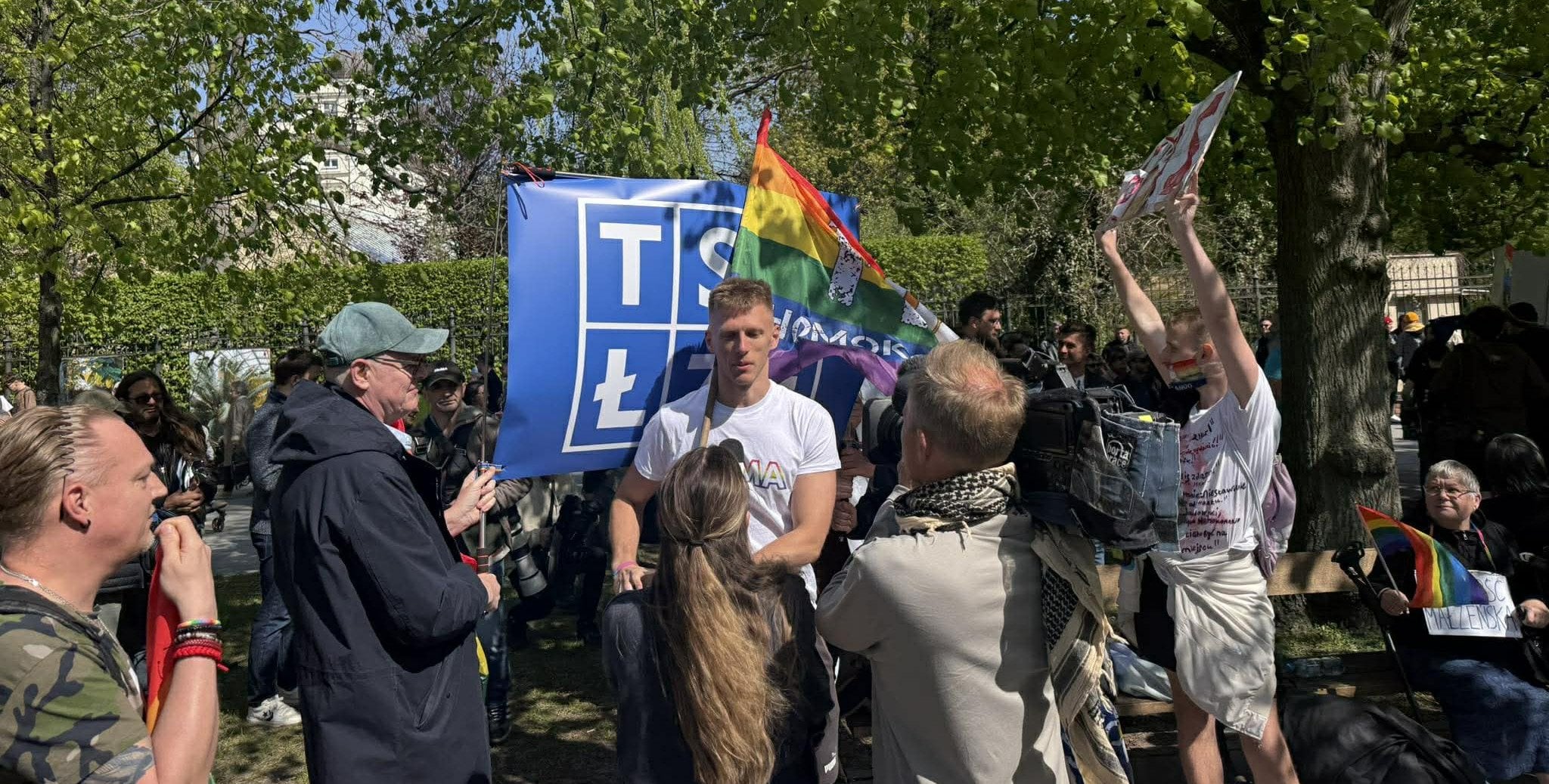 "Chcą uregulowania transkrypcji związków jednopłciowych". Protest organizacji LGBT przed KPRM