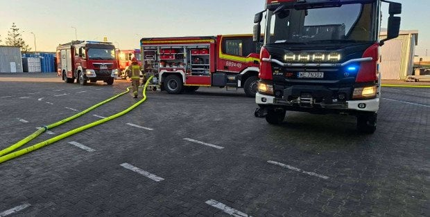Duży pożar pod Warszawą. Pali się hala z tekstyliami