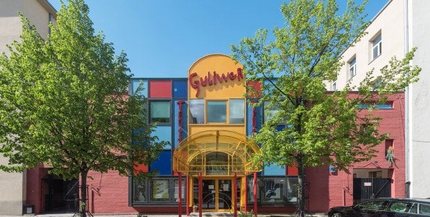 Najbardziej kolorowy budynek zniknie z mapy Warszawy? Teatr chce zmienić elewację