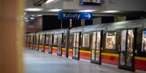 Atak na nastolatka na stacji metra. Napastnik uderzył go w głowę i zaczął kopać