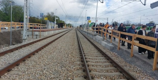 Nowy, niebezpieczny "sport" pasażerów kolei? Problem z peronami na stacji Warszawa-Wawer