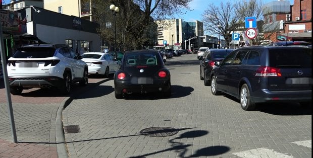 Żeby zaparkować, trzeba krążyć pół godziny. Problem kierowców w centrum Siedlec