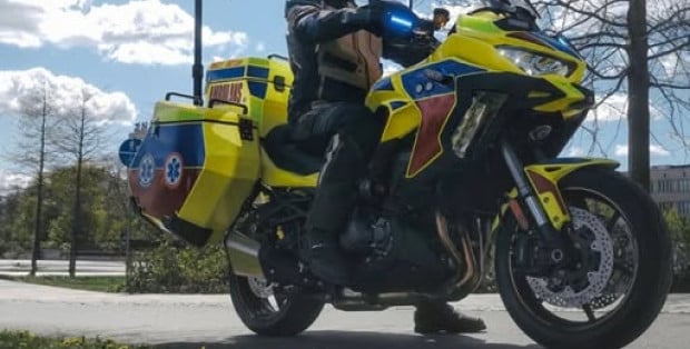 Na stołeczne ulice wyjechał pierwszy motoambulans. Ma być szybszy niż karetki