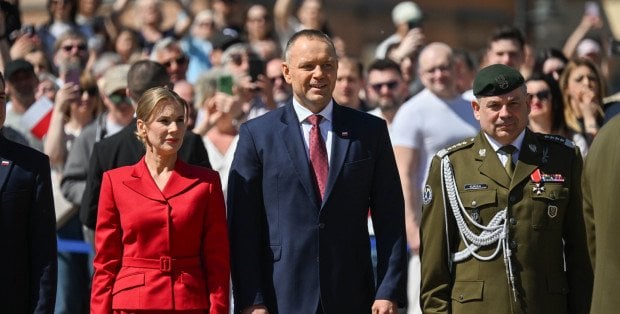 Podniesienie flagi na wieży zegarowej Zamku Królewskiego. Premier: Flaga łączy!