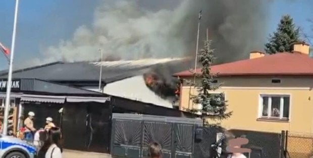 Pożar marketu w Halinowie. Trwa akcja gaśnicza