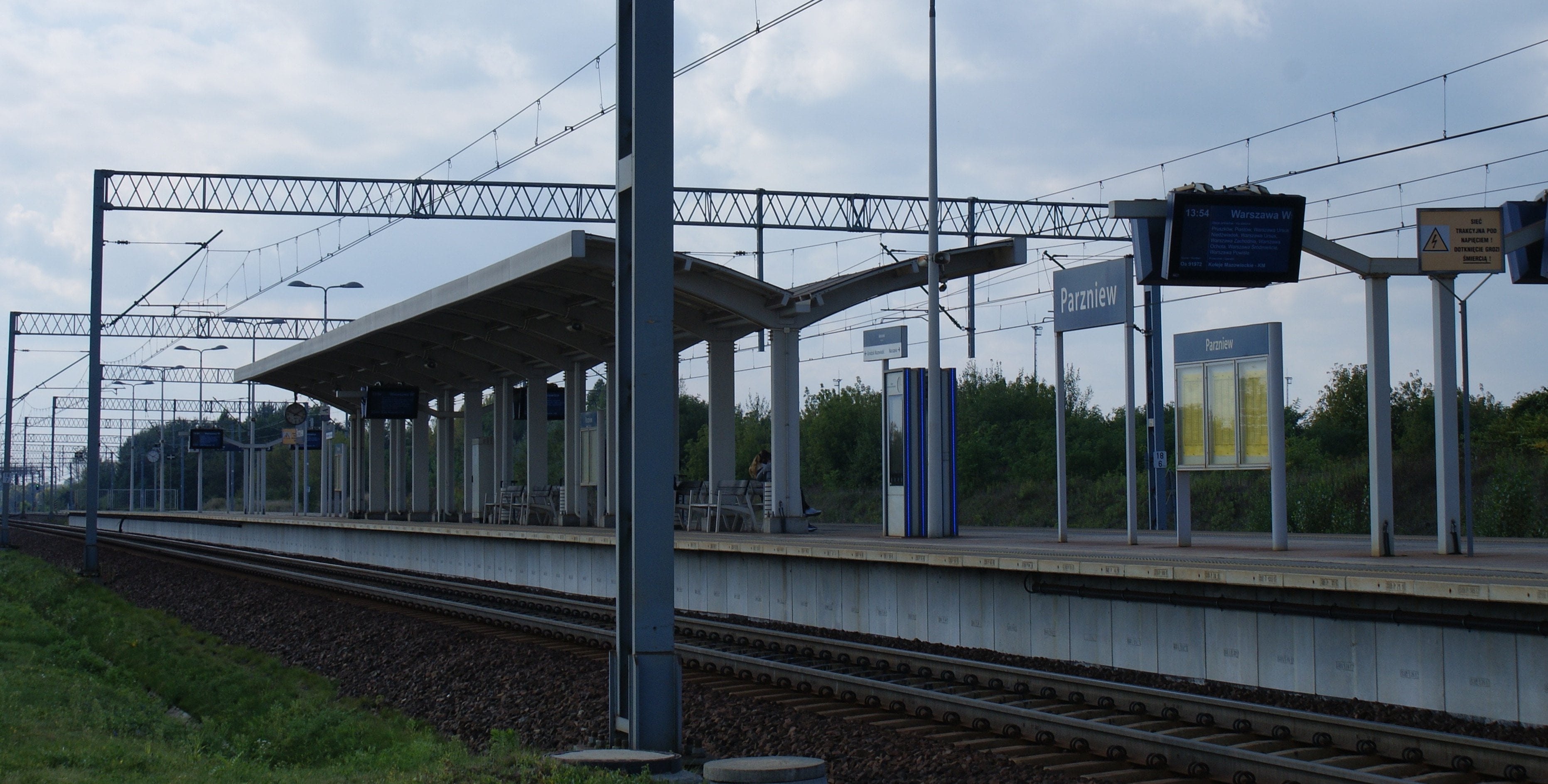 Jechała na dachu pociągu i spadła na tory. Chwile grozy w okolicach Parzniewa