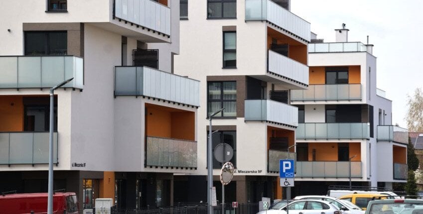 Kupili mieszkania, nie mogą w nich zamieszkać. Spór o legalność budowy osiedla w Nowej Iwicznej