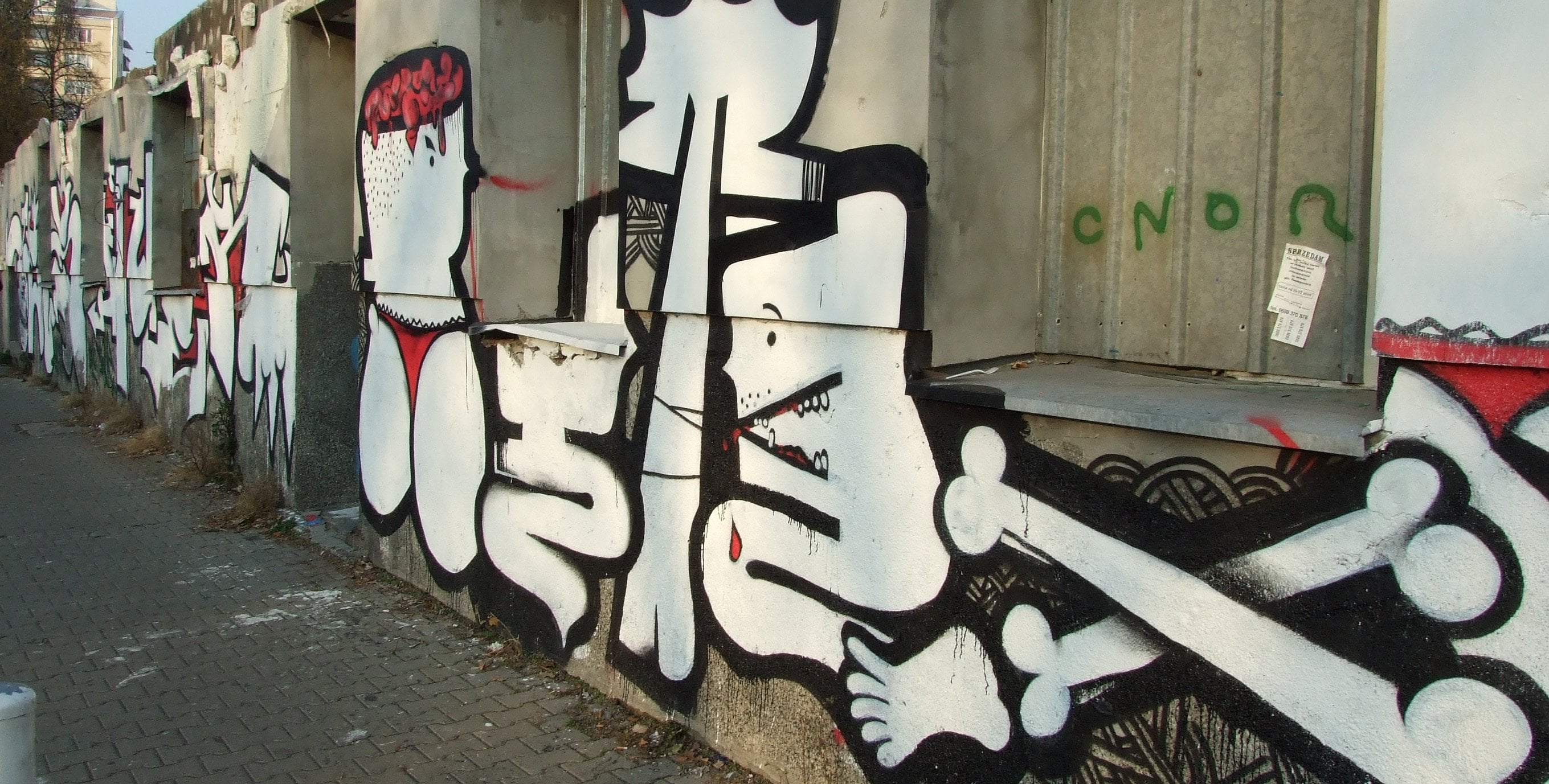 Chcą walczyć z graffiti, wieszając tabliczki z zakazem. "Uszanuj te mury" na zabytkach w Warszawie