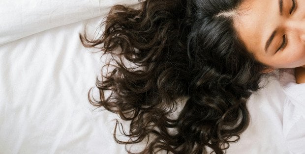Wypadające, suche i matowe pasma? Sprawdź, jak dopasować skuteczną pielęgnację włosów do ich potrzeb