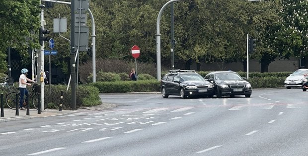 Kolizja limuzyny Służby Ochrony Państwa. Zderzenie aut w Warszawie