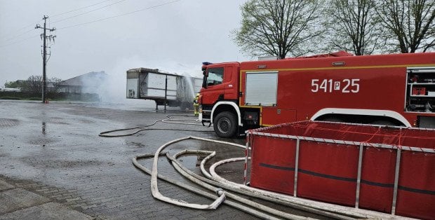 W Wielkopolsce płonie ponad 107 tys. ogniw akumulatorów. Ewakuowano 65 osób