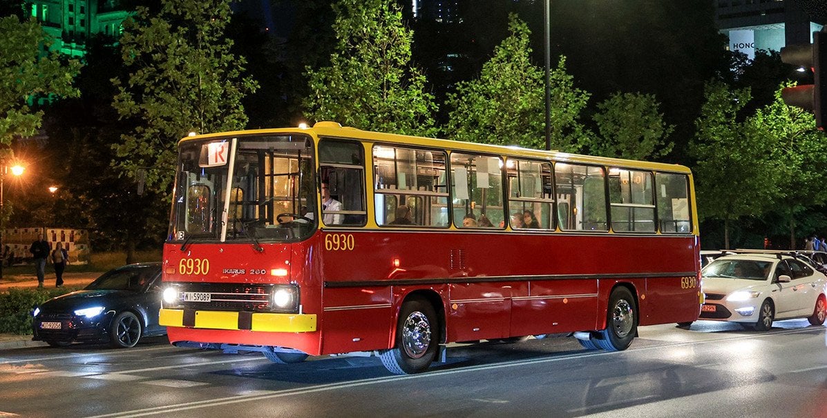 Noc Muzeów 2026. Zabytkowe autobusy i tramwaje na ulicach Warszawy