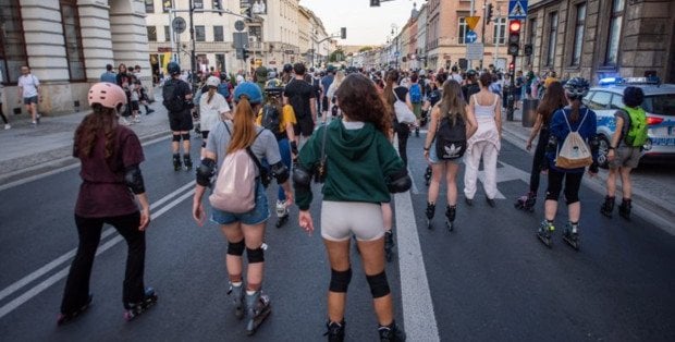 Przemarsze, procesja i przejazd rolkarzy. Sobotnie utrudnienia w Warszawie