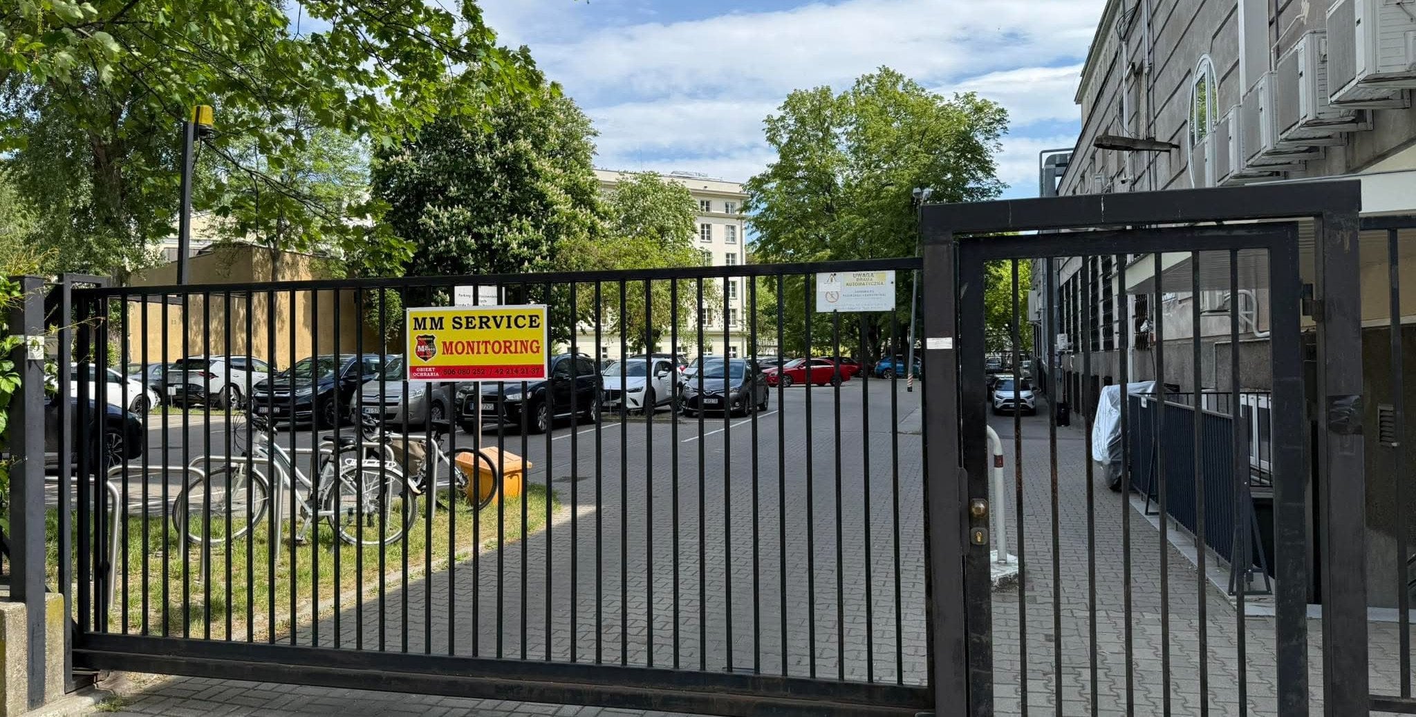 Radni Pragi Północ dyskutują. Chcą udostępnić mieszkańcom parking przy urzędzie