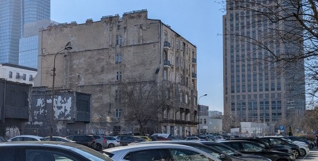 Co z mieszkańcami kamienicy przy Chłodnej? Po remoncie mogą nie wrócić do domów